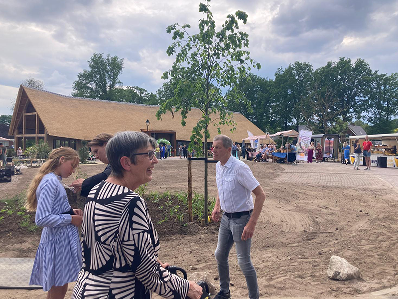 Jouke Wijnstra met brief in de hand, staat met Jetta Klijnsma bij de voordeur.