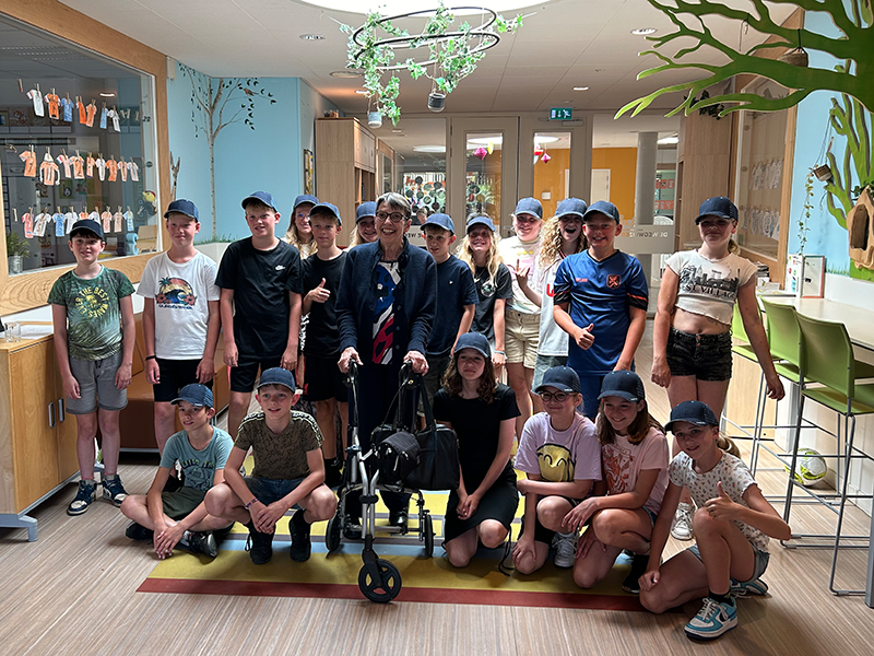 Leonie Visser en Jetta Klijnsma zitten achter een tafel en voor de kansel met elk een microfoon in de hand.