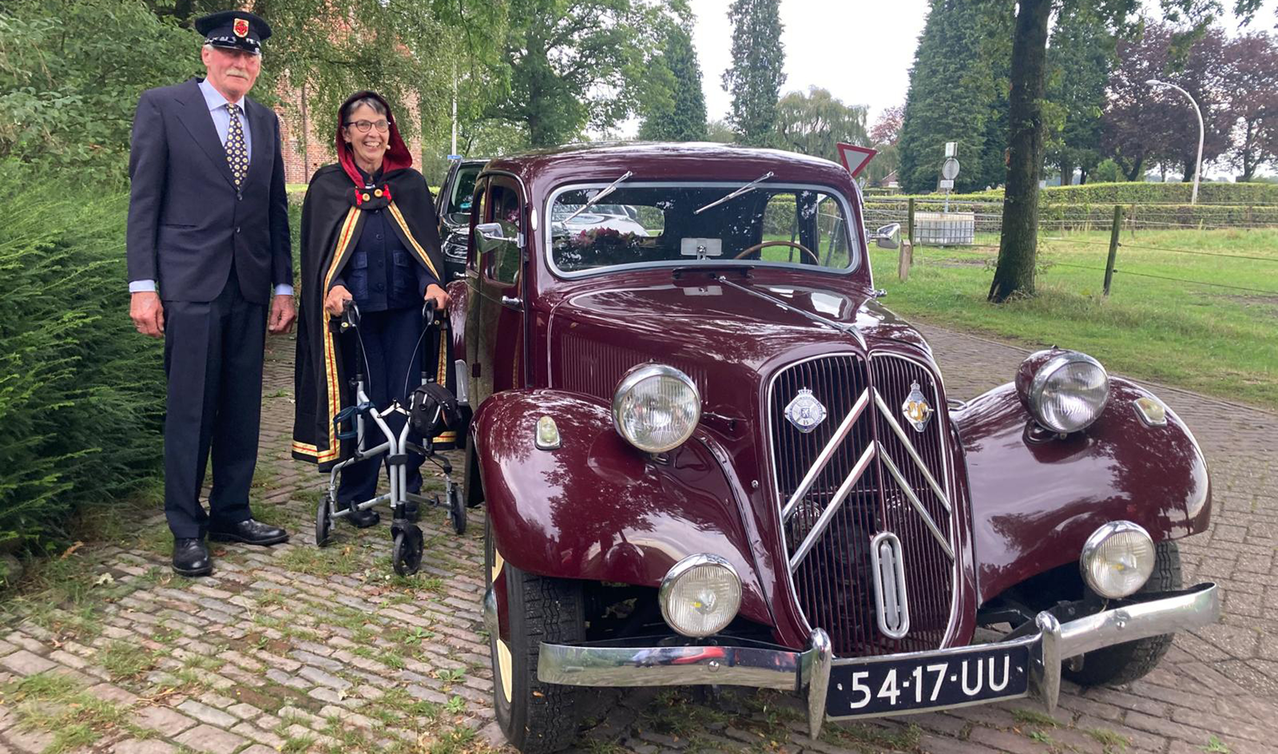 Jouke Wijnstra met brief in de hand, staat met Jetta Klijnsma bij de voordeur.